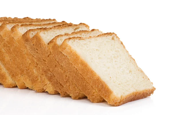 Beyaz üzerine buğday ekmeği — Stok fotoğraf