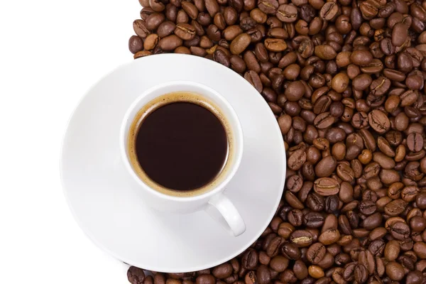 Tasse Kaffee bei Bohnen — Stockfoto