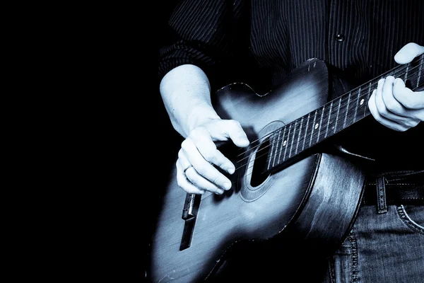 Człowiek i gitara w niebieski odcień — Zdjęcie stockowe