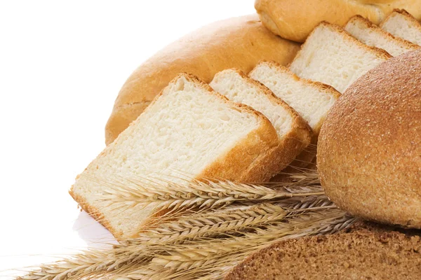 Bröd på vit bakgrund — Stockfoto