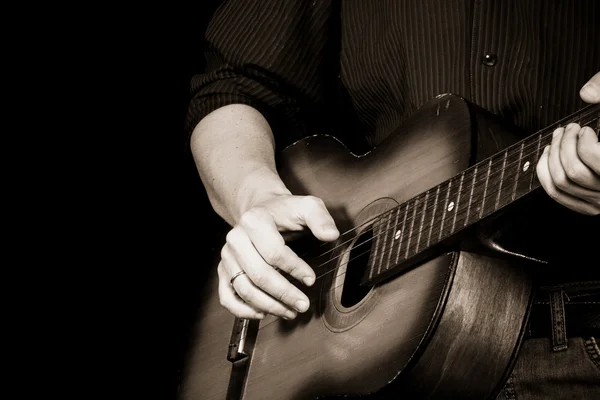 Sepia imagem do homem e guitarra — Fotografia de Stock