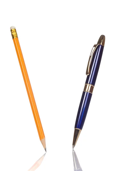 Geïsoleerde potlood en pen — Stockfoto