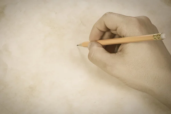 Рука и карандаш крупным планом — стоковое фото