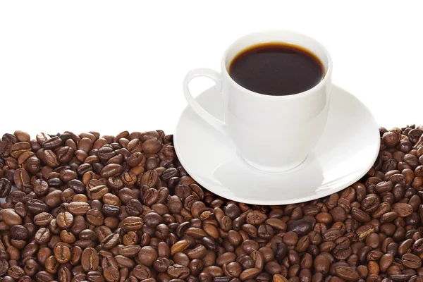 Koffie en bonen op wit — Stockfoto