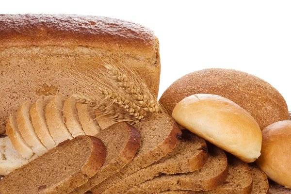 Хлеб и булочки на белом — стоковое фото