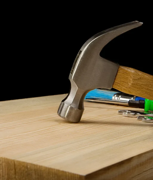 Hamer en ander gereedschap op hout — Stockfoto
