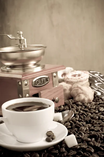 Φλυτζάνι του καφέ, φασόλια, δοχείο και μύλος σε ξύλο — Φωτογραφία Αρχείου