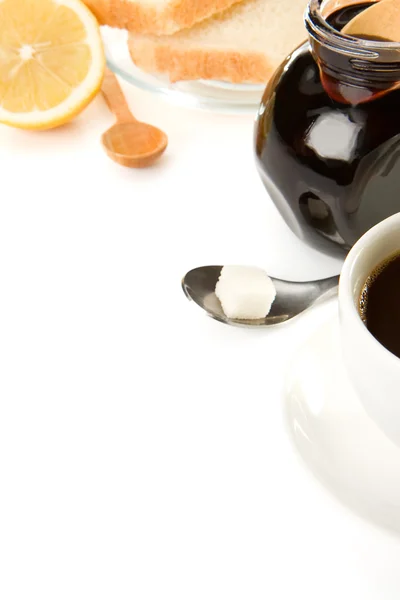 Caffè, marmellata e pane isolato su bianco — Foto Stock