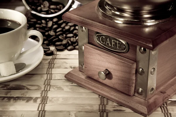Tasse Kaffee, Kanne und Mühle auf Jahrgang — Stockfoto