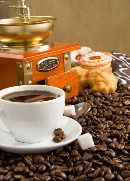 Taza llena de café, frijoles, olla y molinillo —  Fotos de Stock