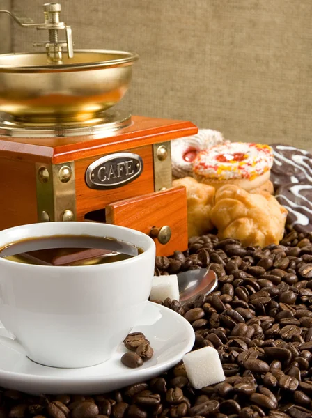 Šálek kávy, fazole, pot a mlýnek — Stock fotografie