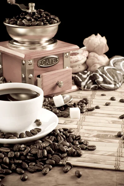 Κύπελλο πλήρες του καφέ, φασόλια, δοχείο και μύλος — Φωτογραφία Αρχείου