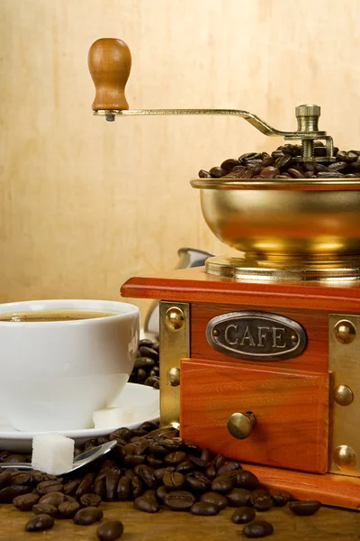 Filiżanka kawy, fasola, garnek i szlifierka — Zdjęcie stockowe