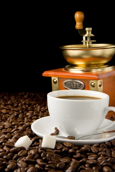 Kopje koffie, bonen en grinder — Stockfoto