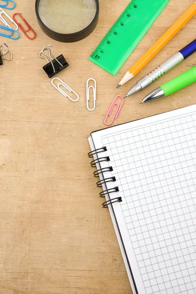 School accessoires en gecontroleerd notebook — Stockfoto