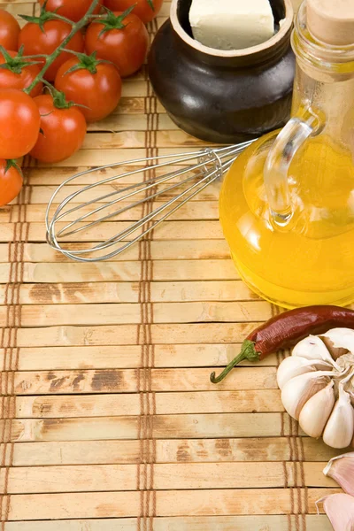 Aceite, ajo y tomate con pimienta en la mesa — Foto de Stock