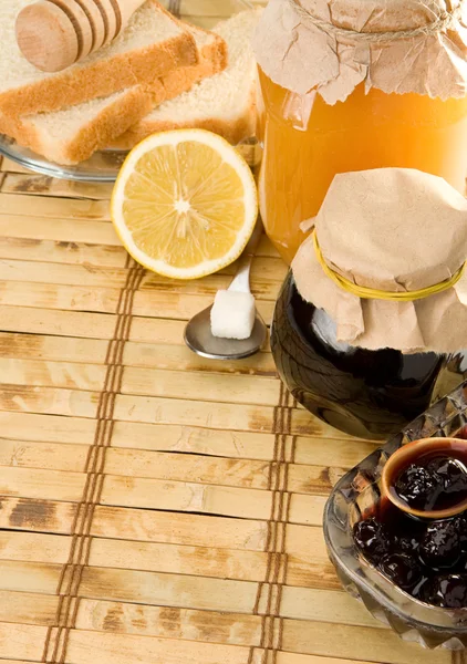 Kaffee, Honig und Brot auf dem Tisch — Stockfoto