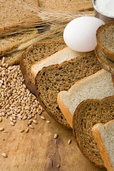 Productos de panadería y grano sobre madera —  Fotos de Stock