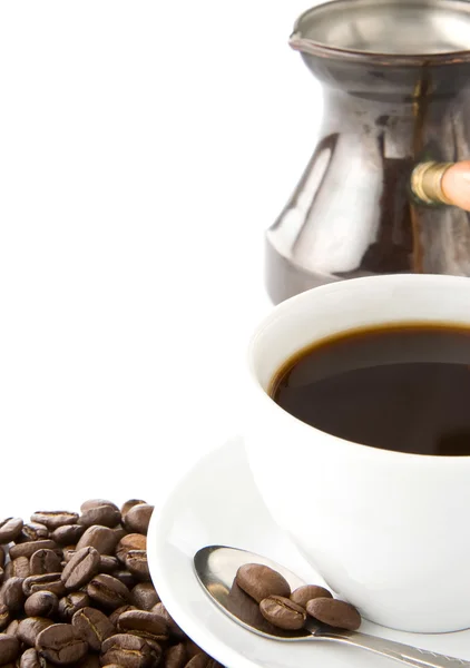 Xícara de café e feijão isolado em branco — Fotografia de Stock