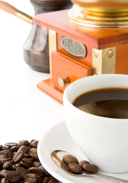 Чашка кави, каструлі та м'ясорубки на квасолі — стокове фото