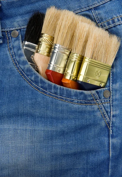 Пензлі на джинсовій текстурі — стокове фото
