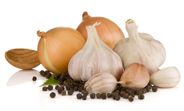 Garlics, pepper and onion isolated on white — Stock Photo, Image