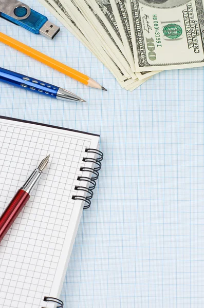 Acessórios escolares e notebook sobre papel grade gráfico — Fotografia de Stock