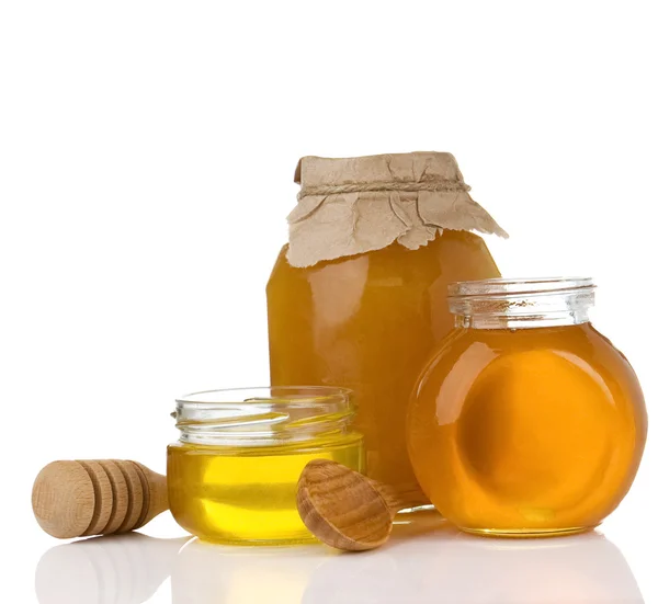 Pote cheio de mel e pau isolado em branco — Fotografia de Stock