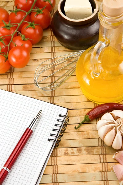 Aceite, ajo y tomate con pluma en cuaderno — Foto de Stock