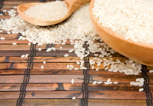 Talerz ryżu i drewna z łyżeczką — Zdjęcie stockowe