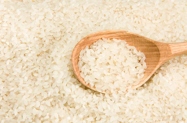 Рисовое зерно в ложке — стоковое фото