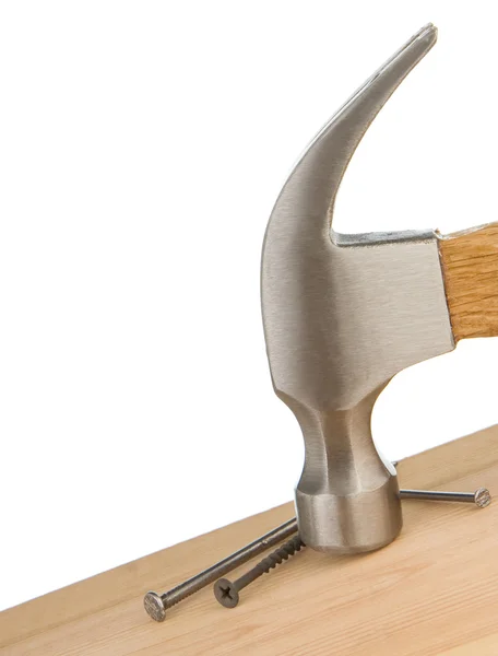 Hamer en een spijker op hout geïsoleerd op wit — Stockfoto
