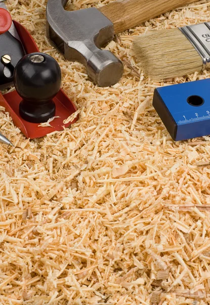 Uppsättning verktyg och instrument på trä sågspån — Stockfoto