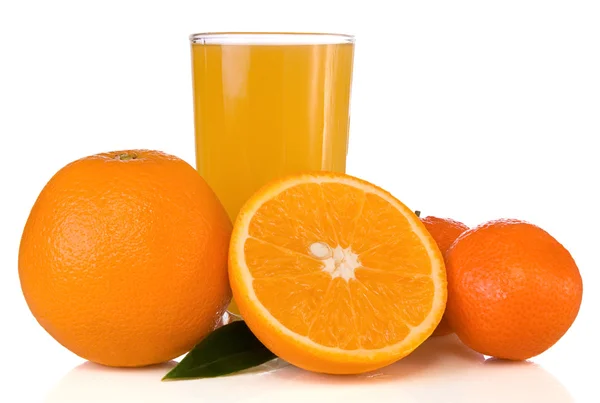 Χυμό στο γυαλί και τα πορτοκάλια σε λευκό — Φωτογραφία Αρχείου