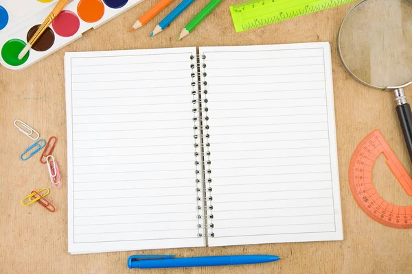 Akcesoria do szkoły i sprawdzone notebook na drewno — Zdjęcie stockowe