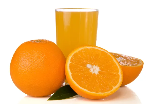 汁和橙子上白色隔离 — 图库照片