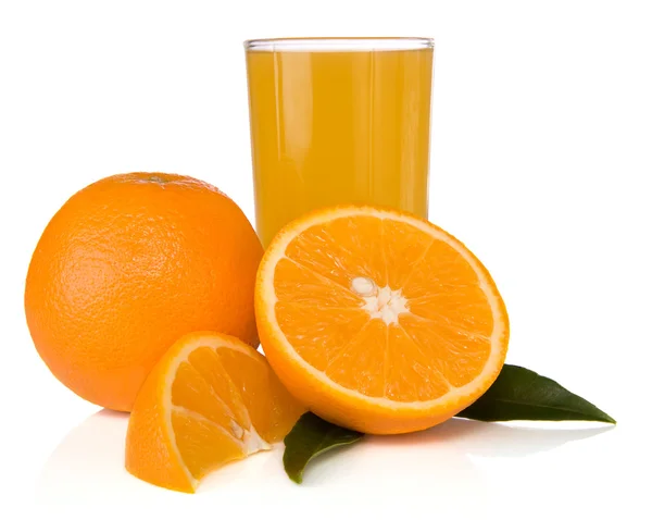Jus dan jeruk diisolasi pada putih — Stok Foto