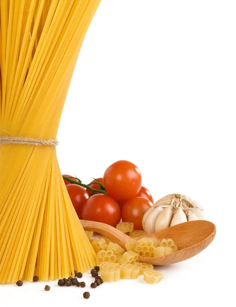 原始的意大利面和孤立在白色的健康食品 — 图库照片