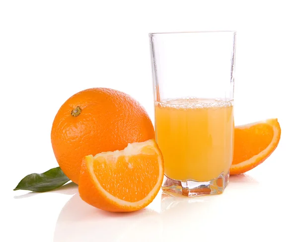 Сок и апельсины изолированы на белом — стоковое фото