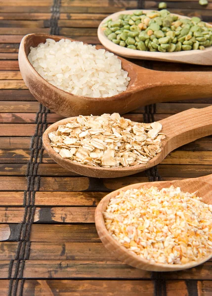 Yulaf, pirinç ve bezelye, tahta kaşık — Stok fotoğraf