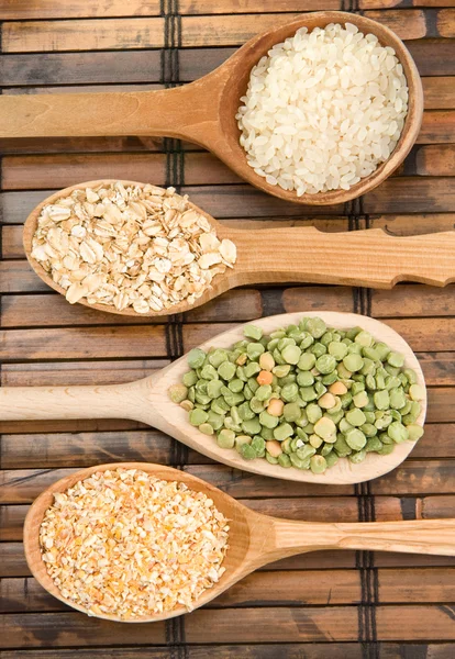 Pirinç, bezelye ve içinde kaşık yulaf — Stok fotoğraf