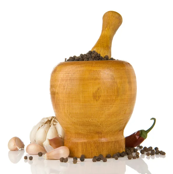 大蒜、 洋葱和辣椒在砂浆和杵 — 图库照片