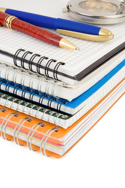 Montón de cuadernos y bolígrafos aislados en blanco —  Fotos de Stock