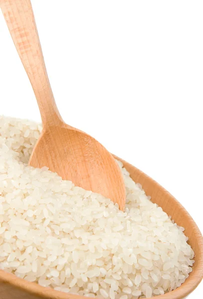 Ryż w drewniane płyty i łyżka białego na białym tle na — Zdjęcie stockowe