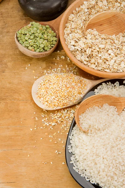 Рис, горох и овес в тарелке — стоковое фото