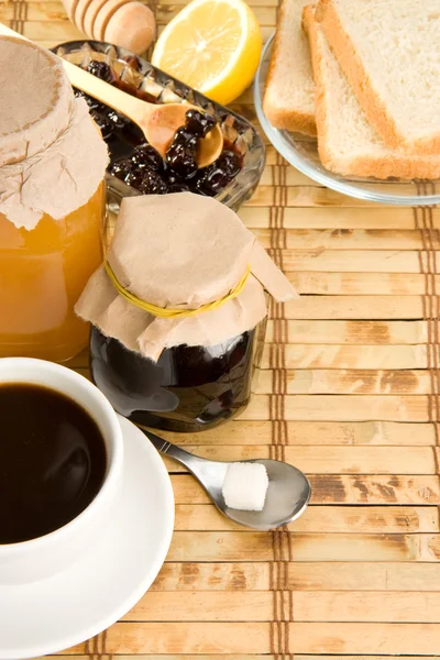 咖啡、 蜂蜜和桌上的面包 — 图库照片