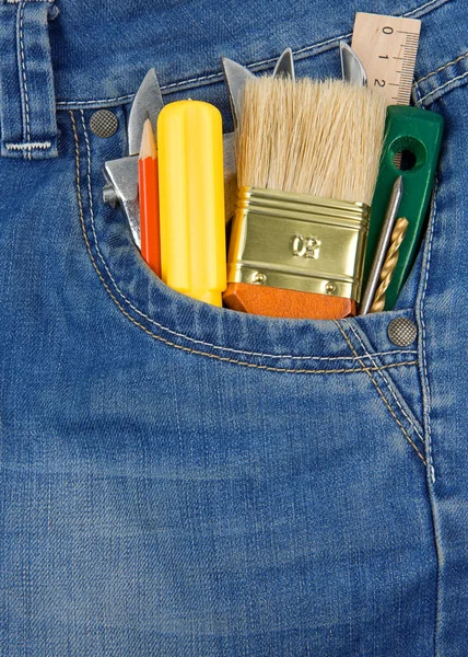Narzędzia i instrumenty w kieszeni jeansów — Zdjęcie stockowe