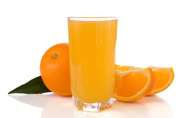 Juice och apelsiner isolerad på vit — Stockfoto