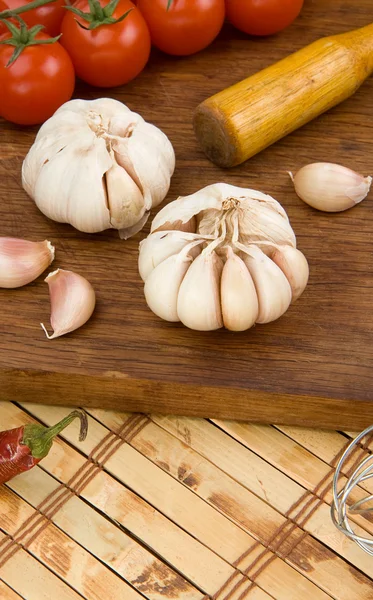 Set di aglio nutrizione e cibo sano su legno — Foto Stock
