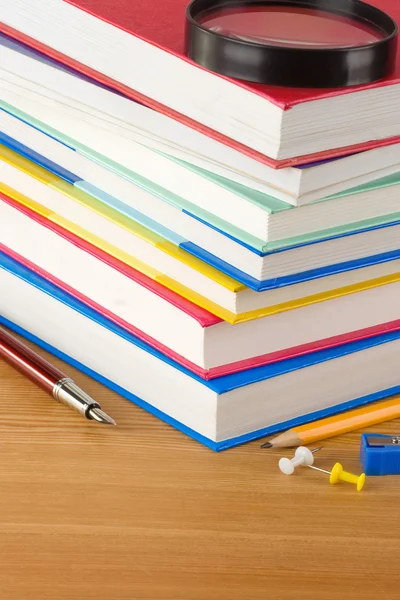 Högen av ny bok och pennor på trä — Stockfoto